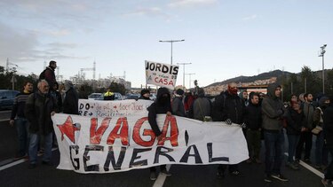 Independentistas catalanes bloquean carreteras y vías de ferrocarril