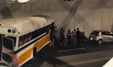 Colisión entre autobús y sedán deja ocho heridos
