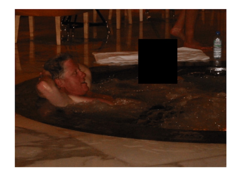 El Departamento de Justicia de Estados Unidos comienza a publicar miles de documentos y fotografías de los archivos de Epstein