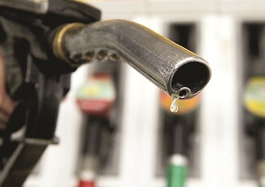 Muy volátil, el precio del petróleo continúa  al alza