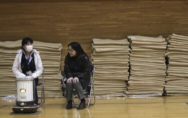 Las mujeres trabajan más que los hombres y ganan un 24% menos