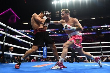 El mexicano Canelo Álvarez cae ante el ruso Bivol, el segundo púgil que lo derrota