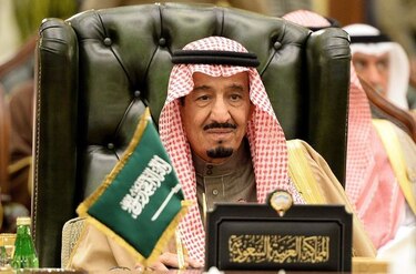 Rey de Arabia Saudita baja 20% el salario a sus ministros y les obliga a pagar cuentas de sus celulares