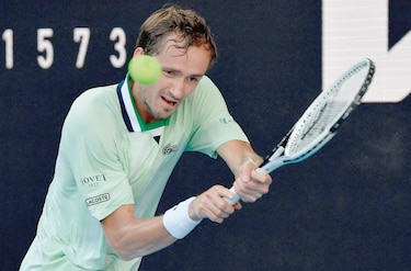 Medvedev, Tsitsipas, Halep y Sabalenka; favoritos avanzan 