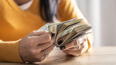 Por qué el dólar cayó a su nivel más bajo en 4 años y por qué a Trump no le preocupa