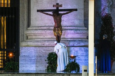 Papa Francisco insta al mundo a 'remar juntos’ contra el coronavirus