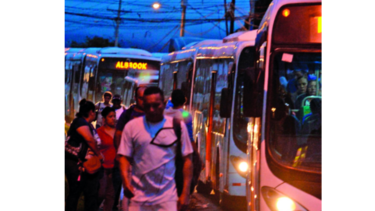 Pasajeros rompen ventanas de Metro Bus tras emergencia; usuaria resulta herida