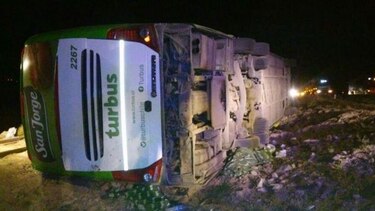 19 muertos deja el vuelco de un bus en Argentina