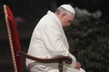 Francisco preside su primera vigilia pascual como Papa