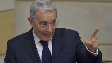 Uribe redobla su ofensiva contra Santos