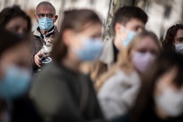 OMS pide que se use mascarilla en las reuniones familiares de Navidad en Europa