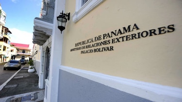 Cancillería habilita líneas telefónicas para asistencia consular tras reclutamiento de panameños
