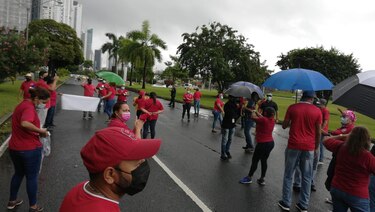 Conductores de buses colegiales cierran la avenida Balboa y cinta costera; piden ayuda al Gobierno