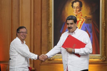 El presidente de Colombia aterriza en Caracas para reunirse con Maduro
