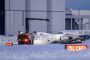 Canadá investiga las causas del aparatoso vuelco de un avión de Delta Airlines