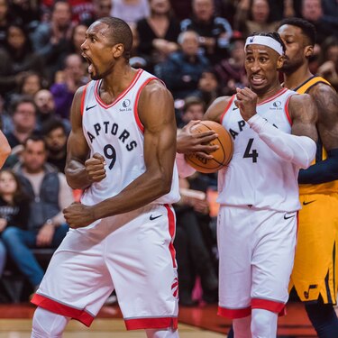Los campeones Raptors ganan su séptimo seguido en la NBA y siguen invictos en casa