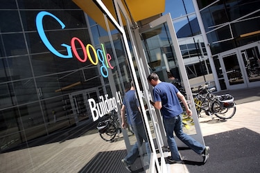 Google y Facebook postergan regreso a trabajo presencial hasta 2021