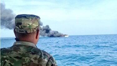Dos personas son rescatadas tras incendiarse yate cerca de isla Contadora