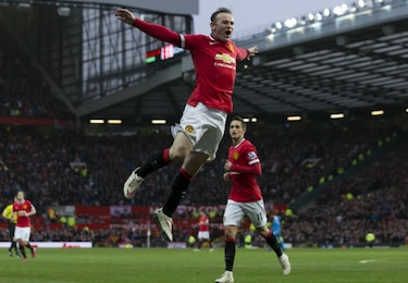 Manchester United gana con doblete de Rooney