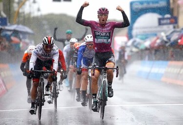 Ackermann fue más veloz que Gaviria y consigue ganar quinta etapa