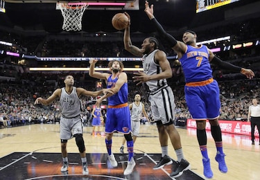 Spurs siguen fuertes en casa, superan a los Knicks
