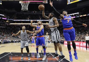 Spurs siguen fuertes en casa, superan a los Knicks