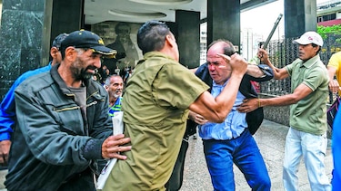 Agreden a diputados frente al CNE