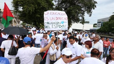 Marchan a la Presidencia para pedir más presupuesto a favor de Udelas