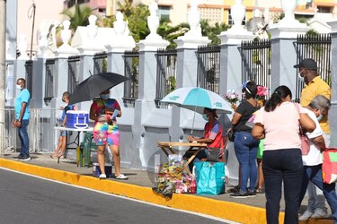 Bajo medidas de bioseguridad por la Covid-19, ciudadanos visitan los cementerios 