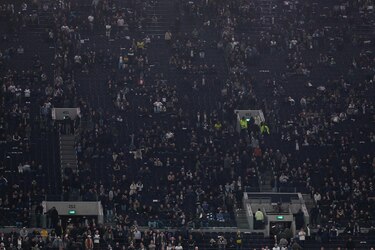 Tottenham sancionado por saludos nazis en Alemania