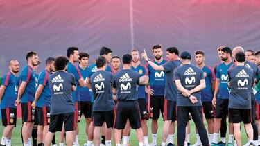 Hierro comenzó de una vez a entrenar a los españoles