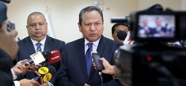 Renuncia el ministro de la Defensa en Perú por contratar a su novia como asesora y pagarle $4,600 mensuales