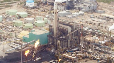 Petróleo recupera algo de terreno por la baja de reservas   