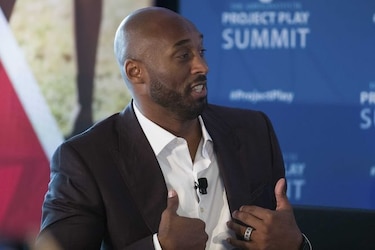 Kobe Bryant es retirado de jurado de festival por escándalo