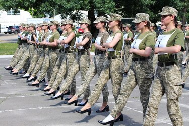 Polémica en Ucrania por zapatos de tacón para mujeres soldados
