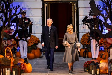 Una Jill Biden disfrazada de gata da libros a los niños por Halloween en la Casa Blanca