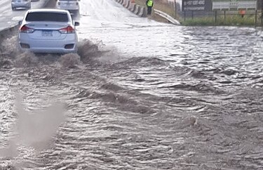 La rotura de una tubería en la entrada de Panamá Pacífico inunda la Interamericana