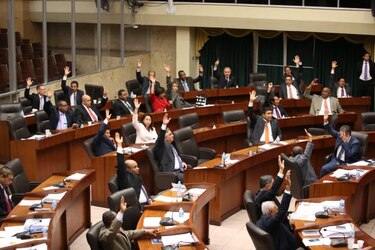 Aprueban en tercer debate ley que prohíbe vender licor en las farmacias