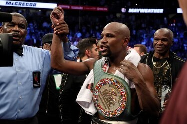 Mayweather festejó en grande; al final la policía llegó a poner orden