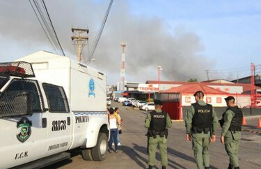 Remueven escombros en bodegas incendiadas en La Locería