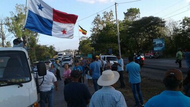 Residentes de La Villa, en Los Santos, cierran vía; piden un alto a la contaminación