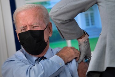 Joe Biden recibió la tercera dosis de la vacuna contra la Covid-19