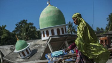 Dos fuertes sismos remecen la isla de Lombok, Indonesia