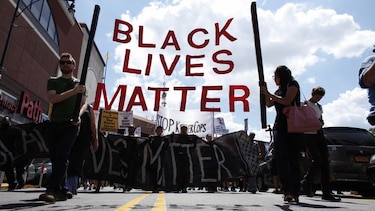 Recuerdan aniversario de muerte de Michael Brown