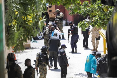 Policía de Haití rodea a los sospechosos tras el asesinato del presidente Moise