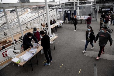 Chile concluye una histórica elección para buscar más equidad con una nueva ‘Constitución’