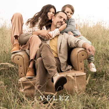Durante el mes de junio, con la campaña “A tus manos”, Vélez exalta el oficio, sabiduría y legado que le brindan los padres a sus hijos