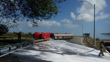 Un herido tras vuelco de cisterna con 12 mil galones de combustible en el corredor Norte