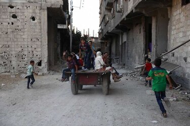 Habitantes de zonas sitiadas en Siria esperan ayuda prometida con la tregua
