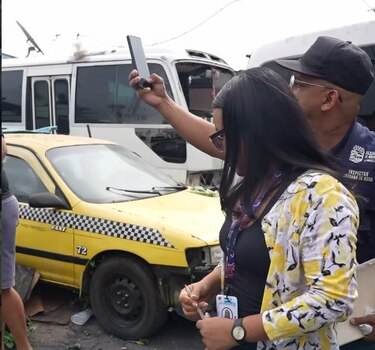 Casas usadas como talleres mecánicos son multadas por invadir calles y acumular chatarras